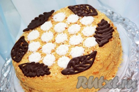 Украсить его по желанию. Торт "Медовик" с заварным кремом, приготовленный по этому рецепту, получается вкусным, нежным. 
