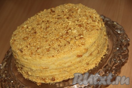 Остатки от коржей мелко поломать или измельчить в блендере и посыпать ими торт. Поставить торт в холодильник на ночь.