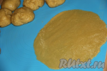 Раскатать каждую часть в тонкий корж. Противень для выпекания смазать растительным маслом, аккуратно выложить корж на противень. Выпекать коржи в разогретой духовке при температуре 180 градусов до золотистого цвета.
