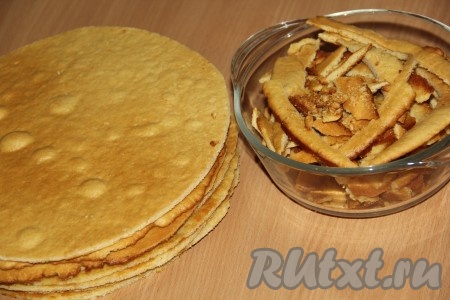 Коржи выпекаются довольно быстро, примерно 5-7 минут. Готовые коржи остудить и придать им правильную форму. Остатки от коржей отложить в сторону, они нам пригодятся для обсыпки.
