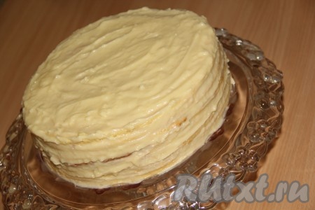 Собрать торт "Медовик": выкладывать коржи друг на друга и хорошо смазывать их заварным кремом.
