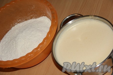 Муку просеять в глубокую миску. Влить жидкую смесь в муку и хорошо перемешать ложкой. 