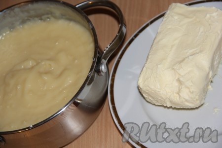 Как только крем загустеет, снять его с плиты и немного остудить. Затем добавить в него размягчённое масло.
