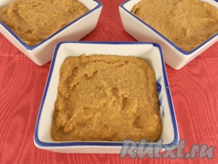 Разложить паштет по небольшим формочкам.