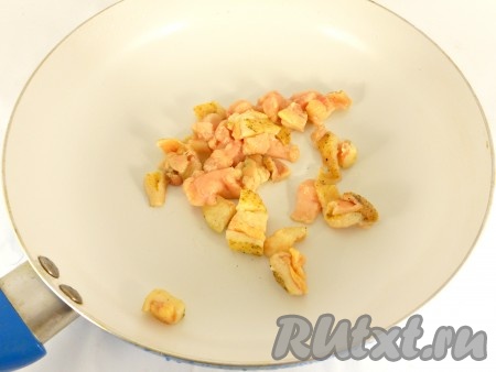 Жир утиный порезать мелкими кусочками, поместить в сковороду.