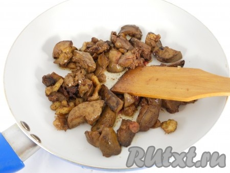 Поставить сковороду на огонь и на небольшом огне жир вытопить. Печень утиную порезать средними кусочками и поместить в сковороду. Обжаривать на среднем огне 5 минут.