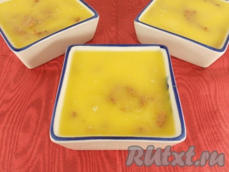 Масло сливочное растопить, немного остудить и залить им паштет сверху.