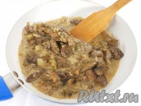 После этого влить сливки, дать сливкам закипеть на сильном огне. Далее огонь уменьшить и тушить печень около 15 минут. Снять сковороду с огня и дать утиной печени в соусе немного остыть.