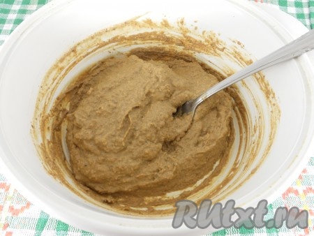 Переложить печень с соусом в глубокую посуду и пюрировать погружным блендером до однородной массы.