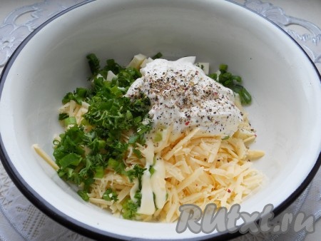 Свежую зелень (у меня - зелёный лук и петрушка) промыть водой, обсушить, мелко нарезать. Сыр натереть на крупной тёрке в глубокую миску, добавить нарезанную зелень, майонез (или сметану), соль и чёрный молотый перец, тщательно перемешать и начинка для трубочек из лаваша готова.