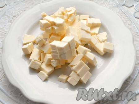 Сырок плавленный порезать небольшими кубиками.