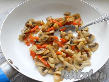 Шампиньоны порезать на 4-6 частей. Обжарить в течение 5 минут на сливочном масле вместе с порезанными небольшими кусочками репчатым луком и морковью.