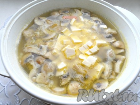 Варить все вместе 10 минут на небольшом огне. Далее добавить плавленный сырок и, периодически помешивая, кипятить суп до расплавления сыра (минут 7-10).
