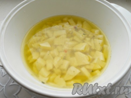 Картофель очистить, помыть и порезать небольшими кубиками. Залить бульоном и поставить на огонь. Довести до кипения, посолить и варить на небольшом огне 15 минут.
