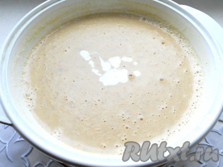 Сливки довести до кипения и влить в суп, хорошо перемешать. Поставить кастрюлю на огонь и дать супу еще раз закипеть, постоянно помешивая, чтобы не подгорел.&nbsp;