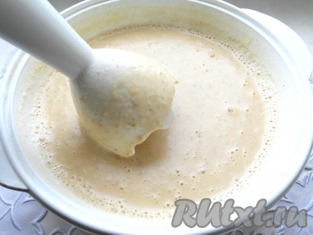 Затем готовый суп пюрировать погружным блендером до однородной консистенции.