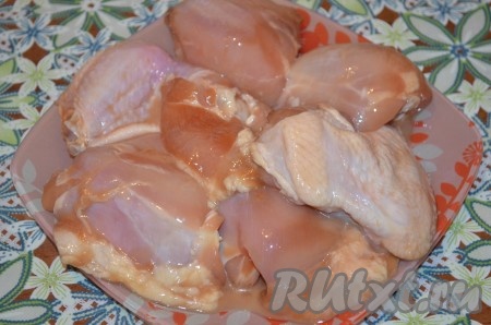 Курицу нарезать на кусочки (не очень мелкие).