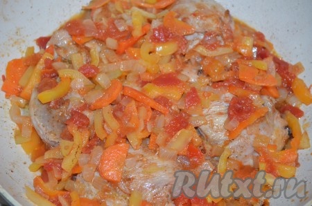 Затем выложить овощи на сковороду поверх куриного мяса. Влить 200 мл воды.