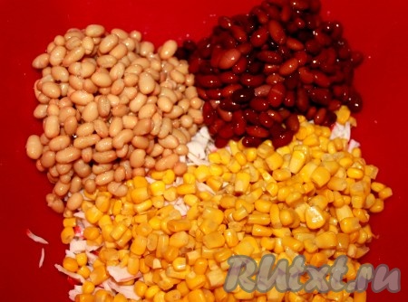 С кукурузы и фасоли слить жидкость и соединить с курицей и крабовым мясом.