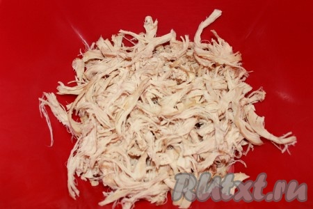 Куриную грудку нарезать соломкой или разделить на волокна.