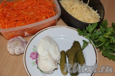 Куриное филе сварить в подсоленной воде до готовности, затем остудить. Сыр натереть на крупной тёрке. Чеснок почистить.
