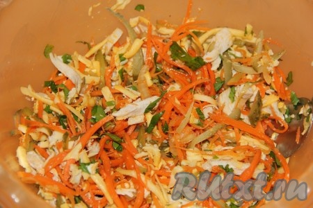 Посолить по вкусу и всё хорошо перемешать. Перед подачей на стол салат "Лисичка" заправить майонезом.
