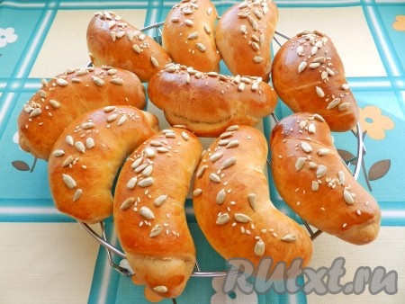 Выпекать рогалики, замешанные на сухом молоке и дрожжах, в течение 25 минут. Готовые рогалики переложить на решётку и остудить.