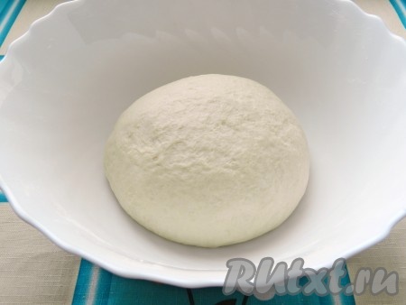 В глубокую миску влить тёплую воду, всыпать сахар и соль, перемешать, добавить сливочное масло комнатной температуры и сухое молоко, очень хорошо перемешать. Отдельно смешать 200 грамм муки и дрожжи, всыпать в миску со смесью из воды, сухого молока и масла, перемешать ложкой. А затем, добавляя небольшими порциями оставшуюся муку, замесить руками мягкое тесто. Вымешивать тесто не менее 7 минут. Муки может понадобиться чуть больше или меньше, в зависимости от её качества. Добавляя постепенно муку, не забывайте ориентироваться на консистенцию замешиваемого теста, как только оно перестанет липнуть к рукам, значит больше муку добавлять не нужно.