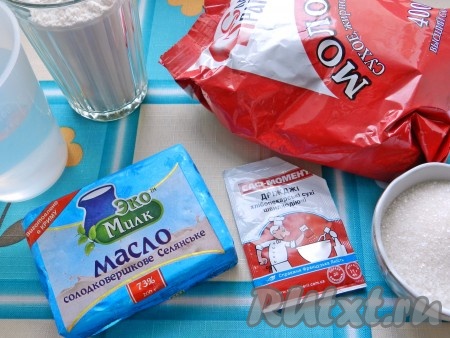 Подготовить продукты для приготовления рогаликов на сухом молоке и дрожжах. Воду подогреть до температуры не выше 40 градусов. Сливочное масло должно быть комнатной температуры, поэтому достать его из холодильника нужно заранее.