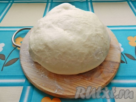 Миску с тестом накрыть пищевой плёнкой (или полотенцем) и убрать в тёплое место на 1 час для подхода. Через час тесто обмять и снова убрать на 30 минут. В результате должно получиться очень пышное, воздушное, мягкое и эластичное дрожжевое тесто.