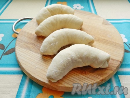 Лепёшку скрутить в рулет, придать ему форму рогалика. Аналогично сформировать все рогалики.