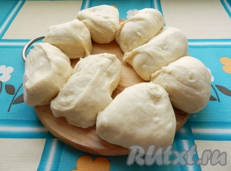 Разделить тесто на равные части. Я разделила на 10 частей.