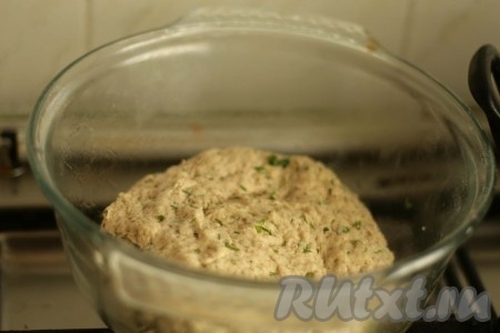 Миску с тестом накрыть полотенцем и поставить в тёплое место на 45-60 минут (до увеличения в объёме в 2-3 раза).  