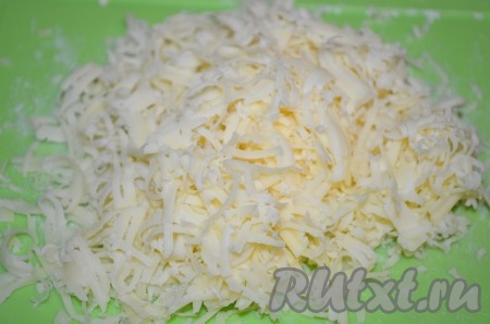 Сыр натереть на крупной тёрке.