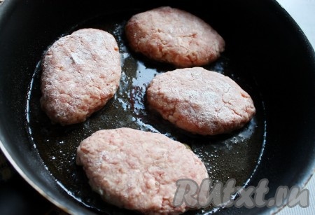 Выложить котлеты на сковороду с разогретым растительным маслом, слегка приплюснуть, обжаривать с двух сторон до румяной корочки.
