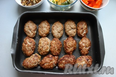 Обжаренные котлеты выложить на противень, сверху уложить слоями: грибы с луком - помидоры - соус.