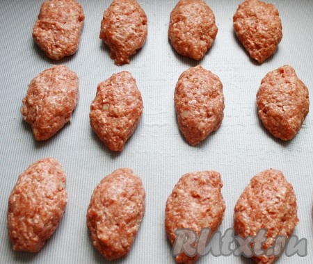 Мякиш булки залить молоком и оставить минут на 15. Лук, чеснок очистить и мелко порезать. Фарш, отжатую булку, лук, чеснок, соль, перец по вкусу и воду соединить и тщательно перемешать.&nbsp;Фарш разделить на одинаковые части, сформировать котлеты, обвалять в муке. 
