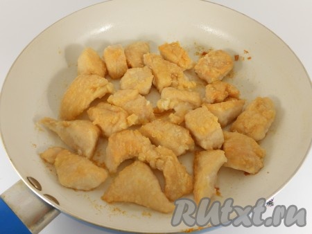 Обжаривать наггетсы на среднем огне со всех сторон до румяной корочки (жарим примерно по 2-3 минуты с каждой стороны). В процессе жарки кусочки курицы будут как бы надуваться. 
