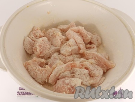 Затем каждый кусочек филе хорошо обвалять в муке со всех сторон.