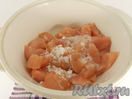 Сбрызнуть лимонным соком так, чтобы сода погасилась. Всыпать крахмал. Хорошенько перемешать и оставить филе на 15 минут для маринования.