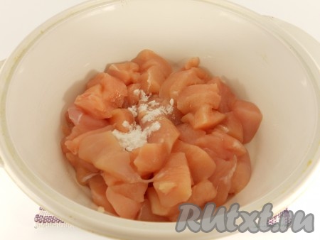 Куриное филе вымыть, обсушить, нарезать на небольшие кусочки толщиной 1 сантиметр. Посолить мясо, добавить соду.