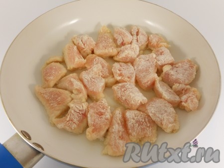 Выложить куриные наггетсы на разогретую с растительным маслом сковороду. Кусочки курицы должны быть в один слой.