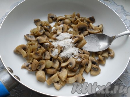 Добавить муку, перемешать.