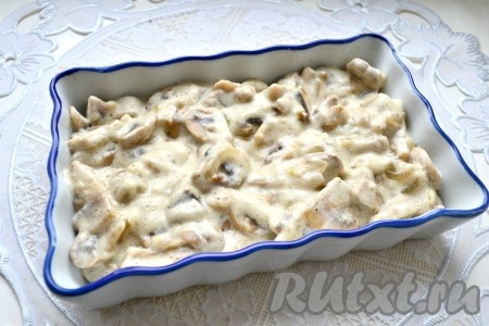 В форму для запекания выложить подготовленные грибочки.