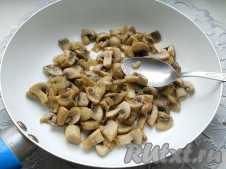 Посолить и поперчить по вкусу. Обжарить на сливочном масле вместе с мелко порезанным репчатым луком в течение 8 минут, периодически помешивая.
