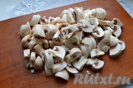 Шампиньоны порезать на 4-6 частей.