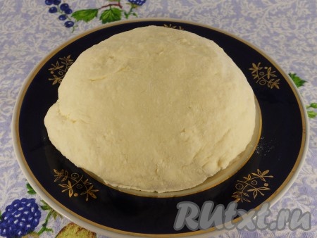 Замесить нежное, мягкое, чуть липнущее к рукам тесто.