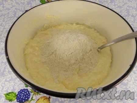 Всыпать просеянную муку.