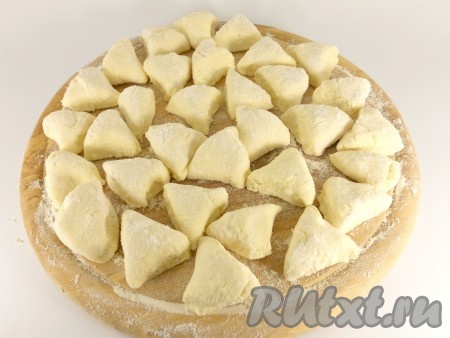 Далее тесто разделить на части, из каждой - скатать колбаску, которую порезать на небольшие треугольнички или кусочки.