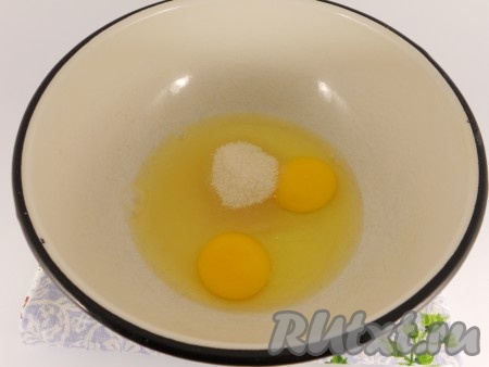 К яйцам добавить сахар, соль и ванильный сахар.